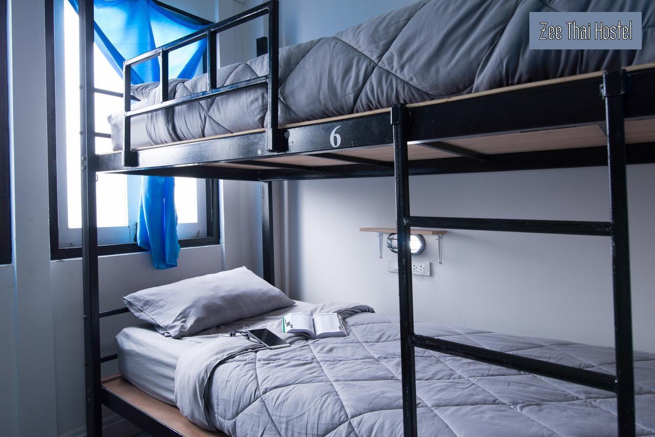 Bunk Bed in Male Dormitory Room,609295508:JPEG